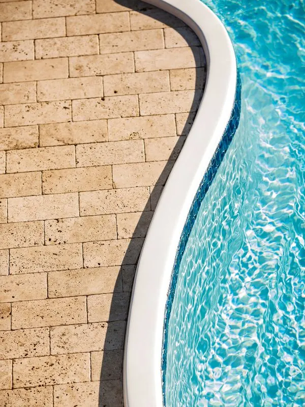 Bordes de piscina con cerámica