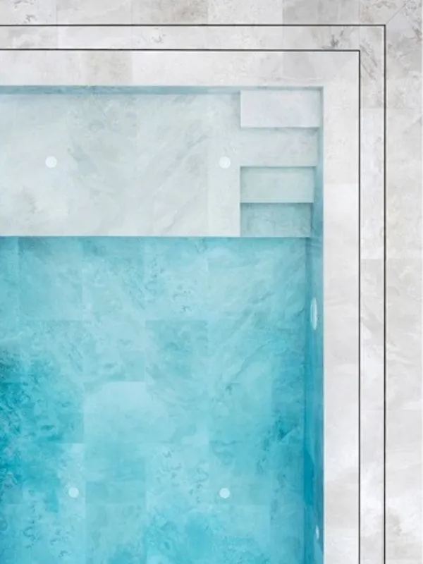 Piscina playa con escaleras de cerámica